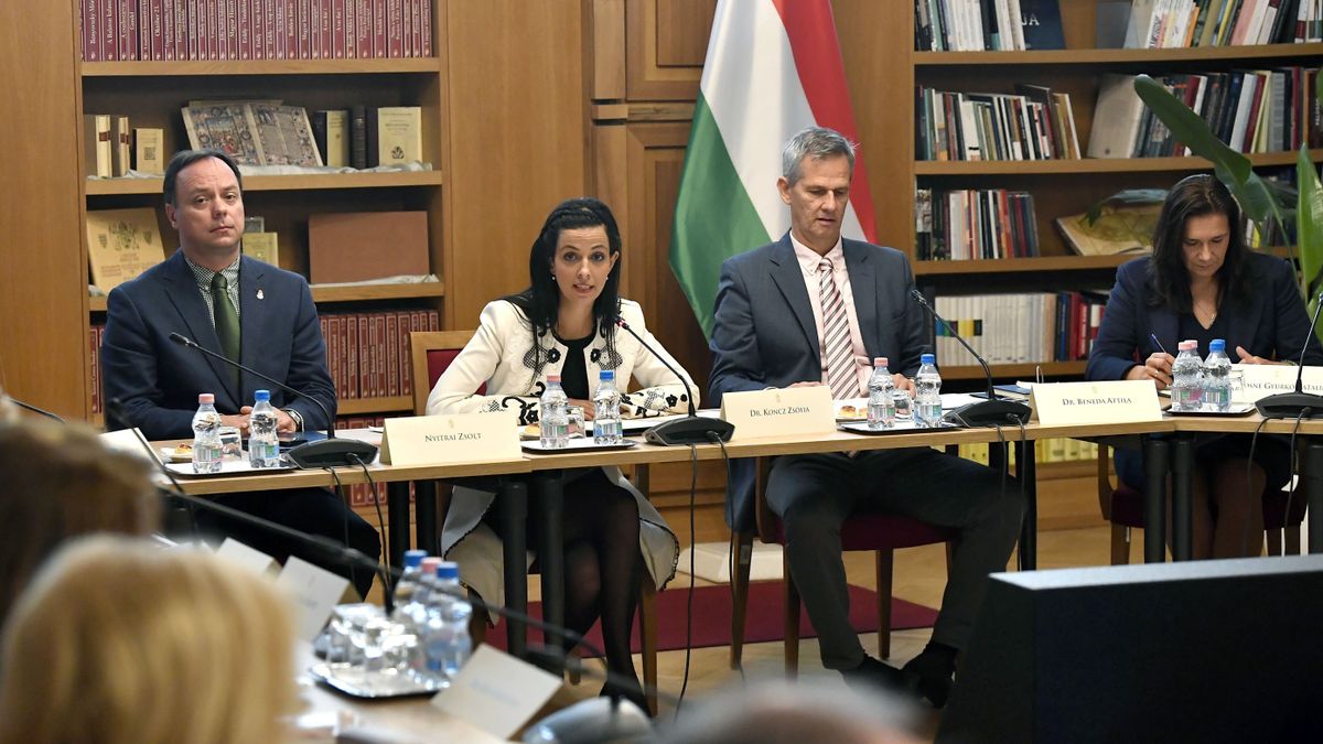 Ülésezik az Idősek Tanácsa, a kormány küzd a 13. havi nyugdíj és a rezsicsökkentés megtartásáért