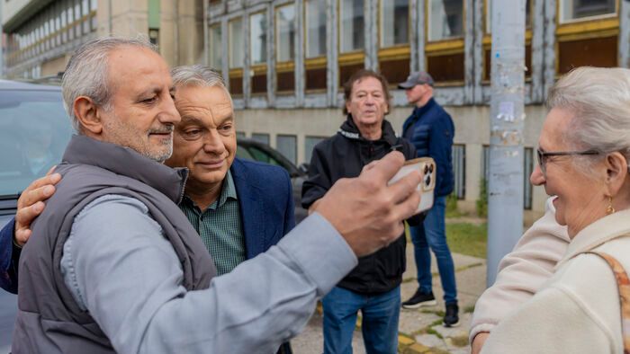 A pesterzsébeti piacon járt Orbán Viktor, elindult a háború elleni aláírásgyűjtés
Fidesz választási kampány