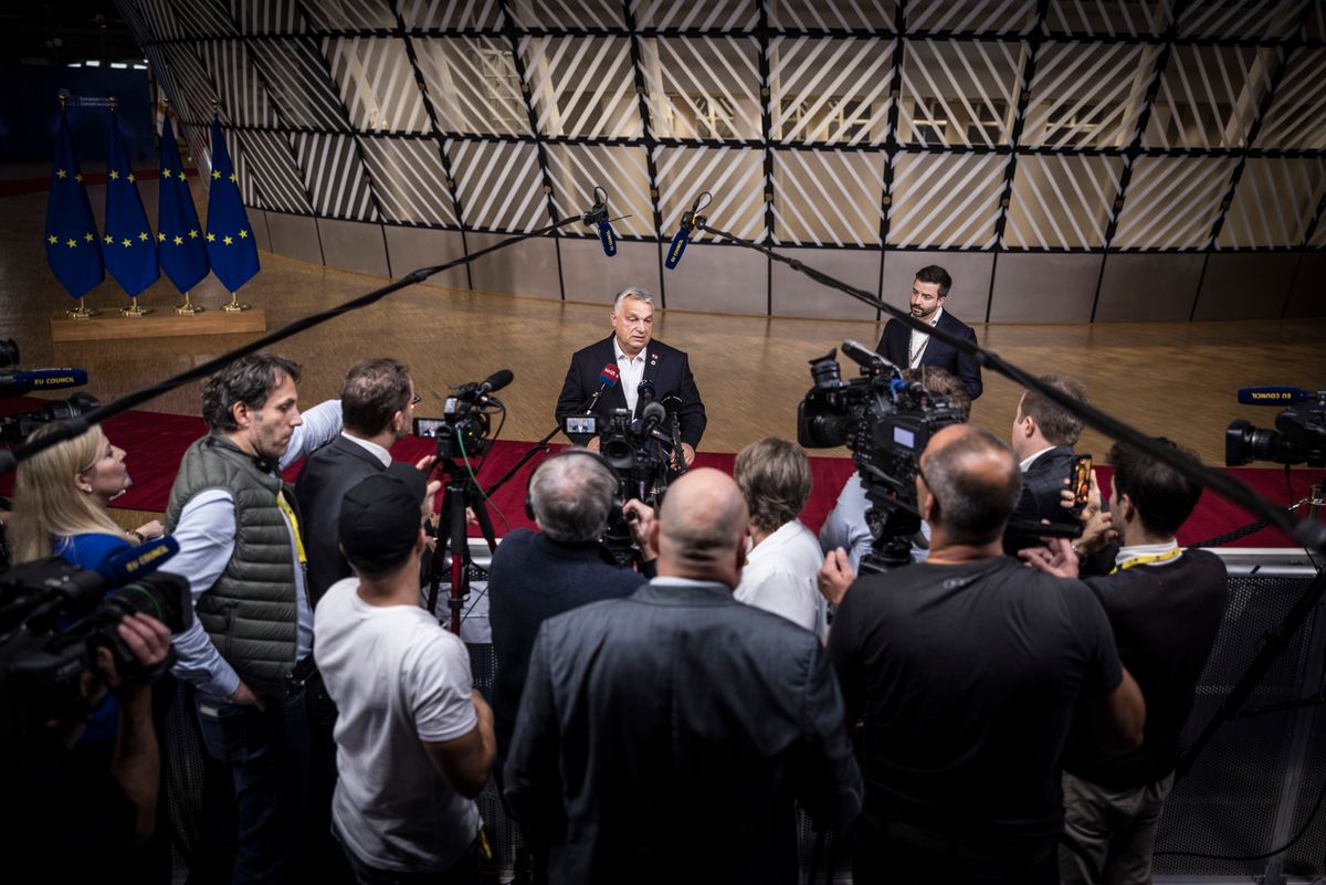 Brüsszel, 2025. október 24.
A Miniszterelnöki Kommunikációs Főosztály által közreadott képen Orbán Viktor miniszterelnök (k) nyilatkozik a sajtó képviselőinek az Európai Unió tagállamainak állam- és kormányfőit tömörítő Európai Tanács csúcstalálkozóján Brüsszelben 2025. október 23-án éjszaka. Jobbról Máté János, a Miniszterelnöki Programirodát vezető államtitkár.
MTI/Miniszterelnöki Kommunikációs Főosztály/Kaiser Ákos
