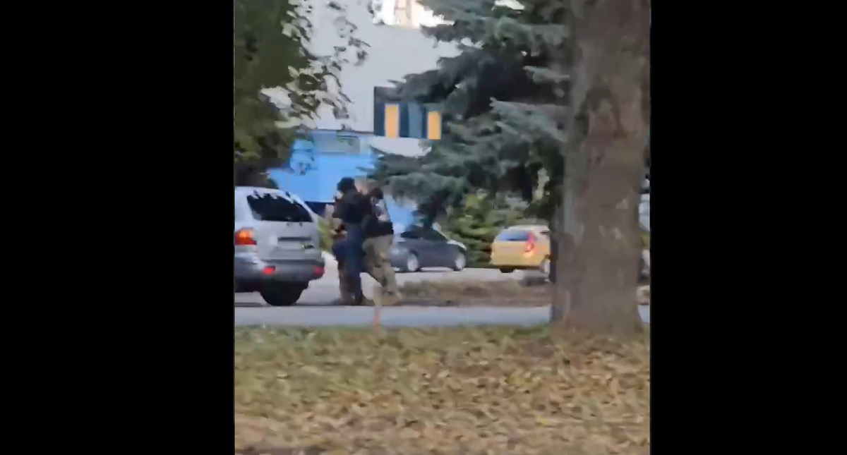 Dnyiproban több egyenruhás katona próbál elhurcolni egy civilt (Forrás: Telegram)