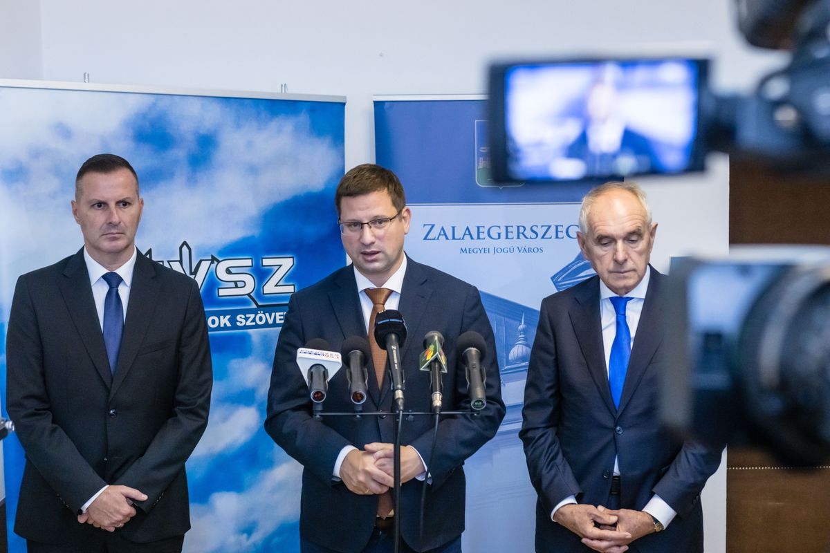 Zalaegerszeg, 2025. október 9.
Gulyás Gergely, a Miniszterelnökséget vezető miniszter (k) a Megyei Jogú Városok Szövetségének (MJVSZ) közgyűlésén tartott sajtótájékoztatón Zalaegerszegen 2025. október 9-én. Mellette Szita Károly, az MJVSZ elnöke, Kaposvár polgármestere (j) és Balaicz Zoltán, Zalaegerszeg polgármestere.
MTI/Katona Tibor