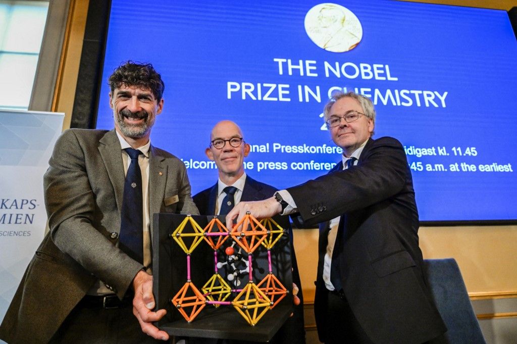 STOCKHOLM, SWEDEN 20251008
Heiner Linke (Chairman of the Nobel Committee for Chemistry), Hans Ellegren (Permanent Secretary of the Royal Swedish Academy of Sciences), and Olof Ramström (Member of the Nobel Committee for Chemistry), present the Nobel Prize in Chemistry 2025 during a press conference at the Royal Swedish Academy of Sciences, in Stockholm, Sweden, October 8 2025. 
Photo: Fredrik Sandberg / TT / Code 10080 (Photo by FREDRIK SANDBERG / TT News Agency via AFP)