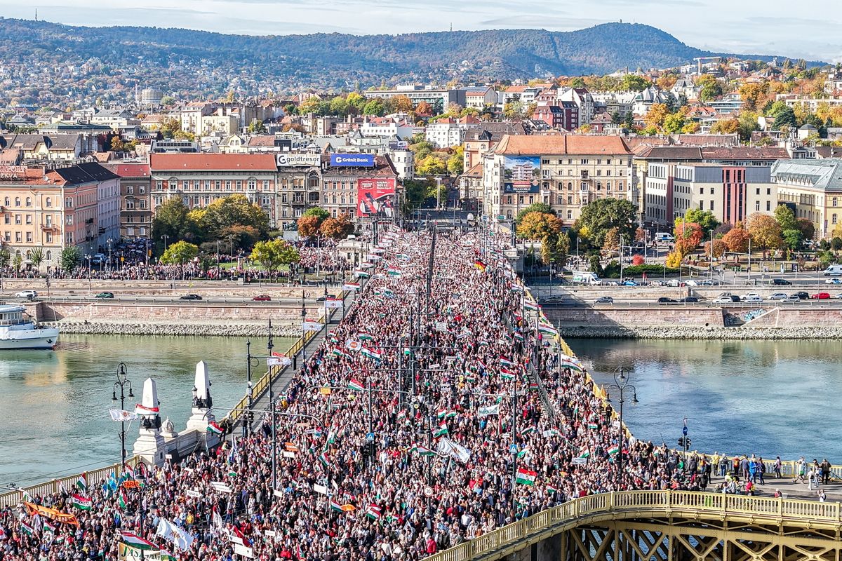 Budapest, 2025. október 23.
A drónnal készült képen a Civil Összefogás Fórum - Civil Összefogás Közhasznú Alapítvány (CÖF-CÖKA) Békemenetének résztvevői az 1956-os forradalom és szabadságharc 69. évfordulóján a Margit hídon 2025. október 23-án.
MTI/Czeglédi Zsolt