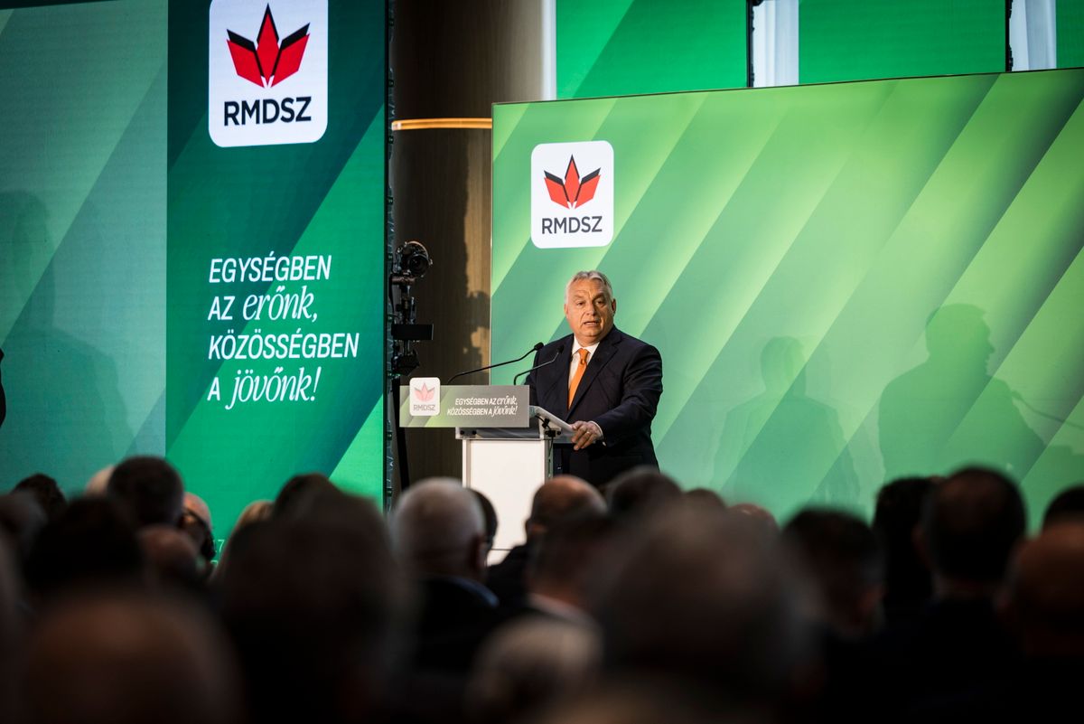 A Miniszterelnöki Kommunikációs Főosztály által közreadott képen Orbán Viktor miniszterelnök beszédet mond a Romániai Magyar Demokrata Szövetség (RMDSZ) 17. kongresszusán az erdélyi Zsukiménesen 2025. október 10-én (Fotó: MTI/Miniszterelnöki Kommunikációs Főosztály/Kaiser Ákos)