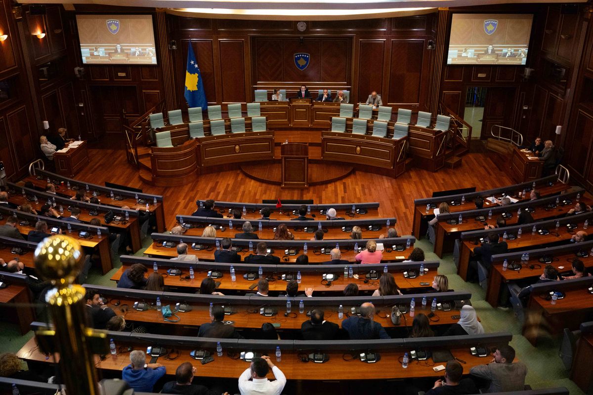 Hosszú késéssel, de megalakult a koszovói parlament