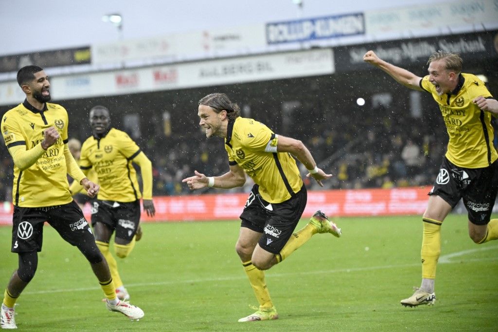 Mjallby AIF's Swedish defender Tom Pettersson celebrates after scoring his team's second goal during the Swedish football championship (Allsvenskan) football match between Mjallby AIF and IF Elfsborg at Strandvallen in Hallevik, near Mjallby, on October 4, 2025. 'I'm keeping the idea, I don't even dare to think about it': with four days left in the championship, Mjällby AIF coach Anders Torstensson wants to keep a cool head as his club could become Swedish football champions. (Photo by Johan NILSSON / TT NEWS AGENCY / AFP) / Sweden OUT
