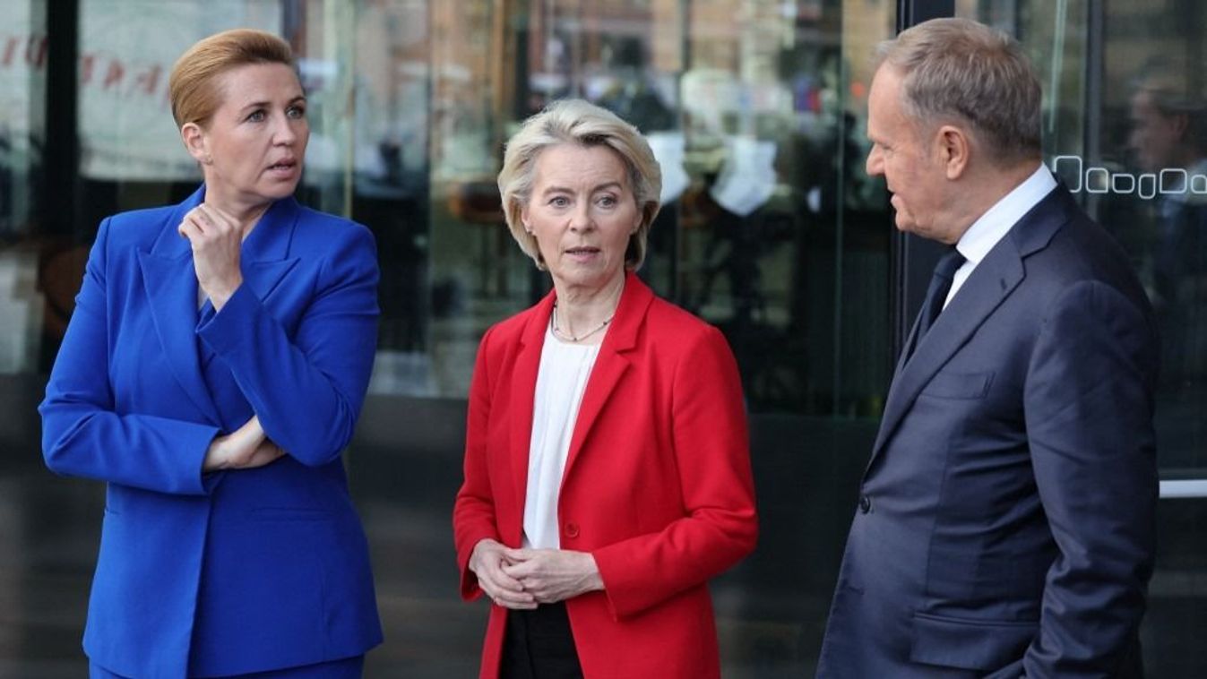 Mette Frederiksen dán miniszterelnök, Ursula Von der Leyen az Európai Bizottság elnöke és Donald Tusk lengyel miniszterelnök 