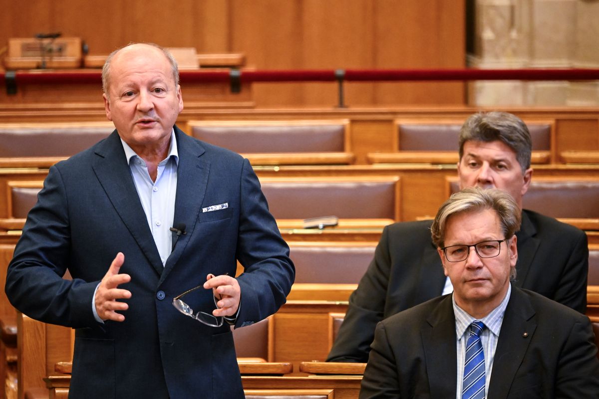 Budapest, 2025. október 7.
Simicskó István, a KDNP vezérszónoka felszólal a veszélyhelyzet meghosszabbításáról szóló törvénymódosítás általános vitájában az Országgyűlés rendkívüli plenáris ülésén 2025. október 7-én.
MTI/Szigetváry Zsolt