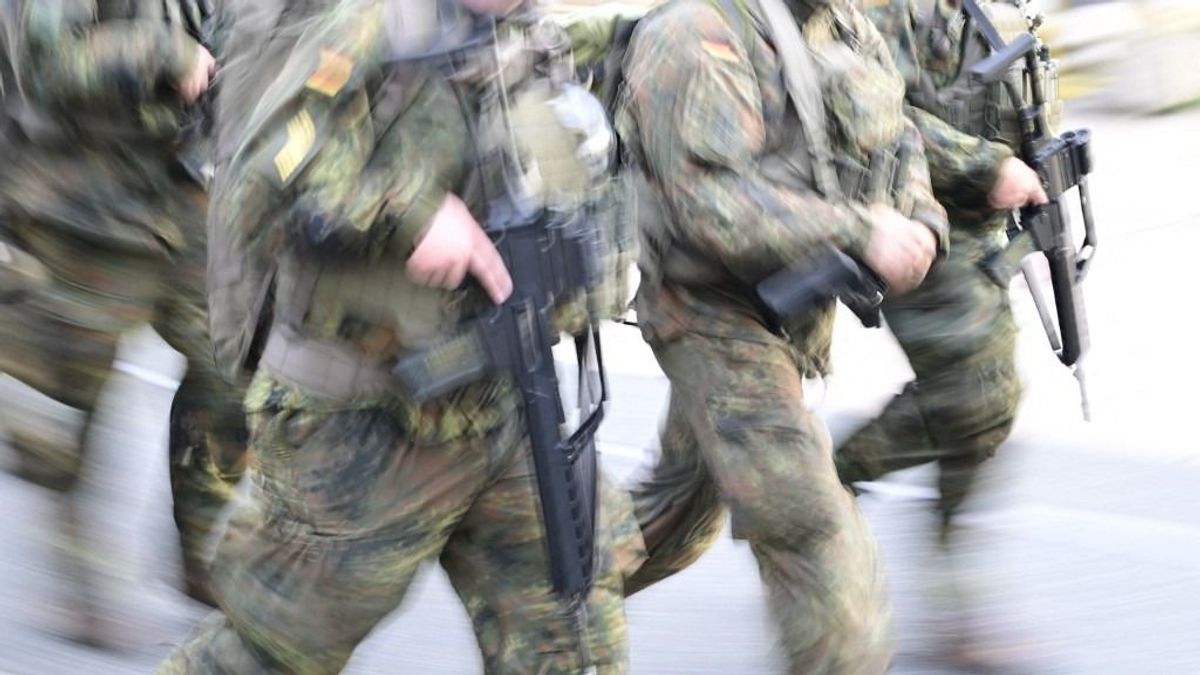 Egyre jobban beérik a háborúpárti retorika – jöhet a kötelező sorkatonaság