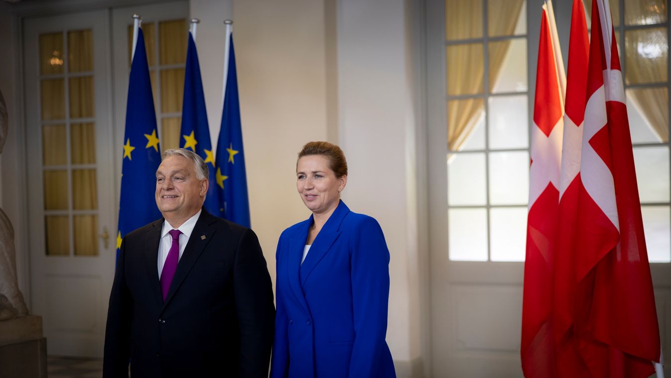 A Miniszterelnöki Kommunikációs Főosztály által közreadott képen Mette Frederiksen dán kormányfő (j) fogadja Orbán Viktor miniszterelnököt az Európai Unió nem hivatalos csúcstalálkozója kezdetén a koppenhágai Christiansborg palotában 2025. október 1-jén, 