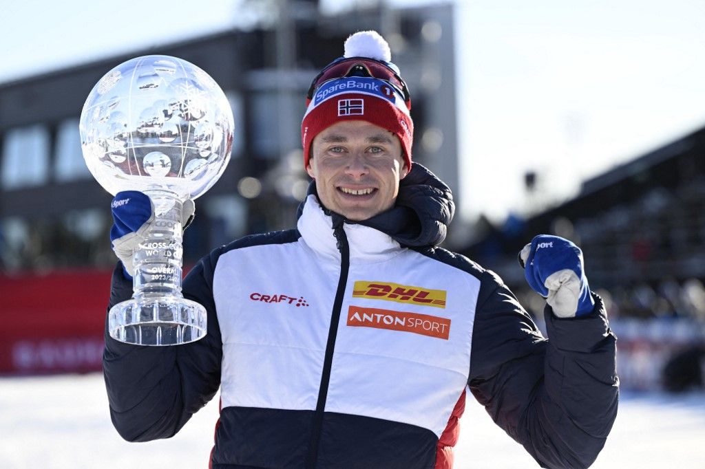 Overall season winner Norway's Harald Ostberg Amundsen celebrates with his crystal globe after the last event of the season in FIS Cross Country skiing World Cup in Falun, Sweden on March 17, 2024. (Photo by Anders WIKLUND / various sources / AFP) / Sweden OUT