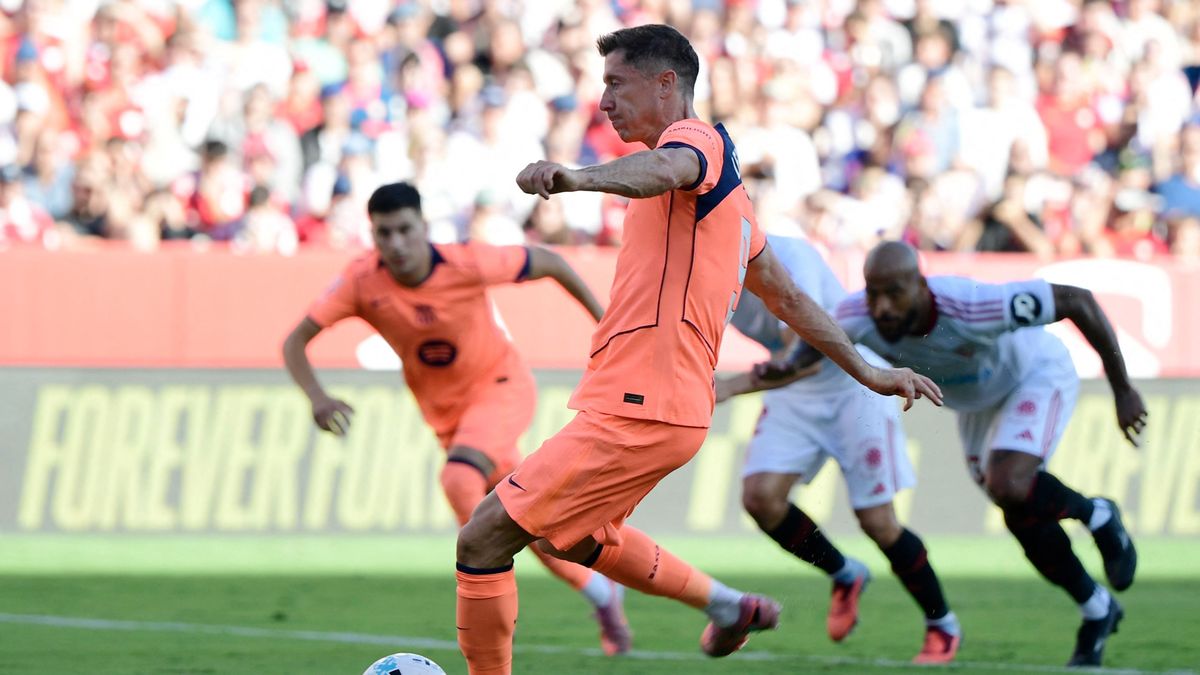 A Barcelona csatára, Robert Lewandowski büntetőből sem tudott betalálni a Sevilla ellen.