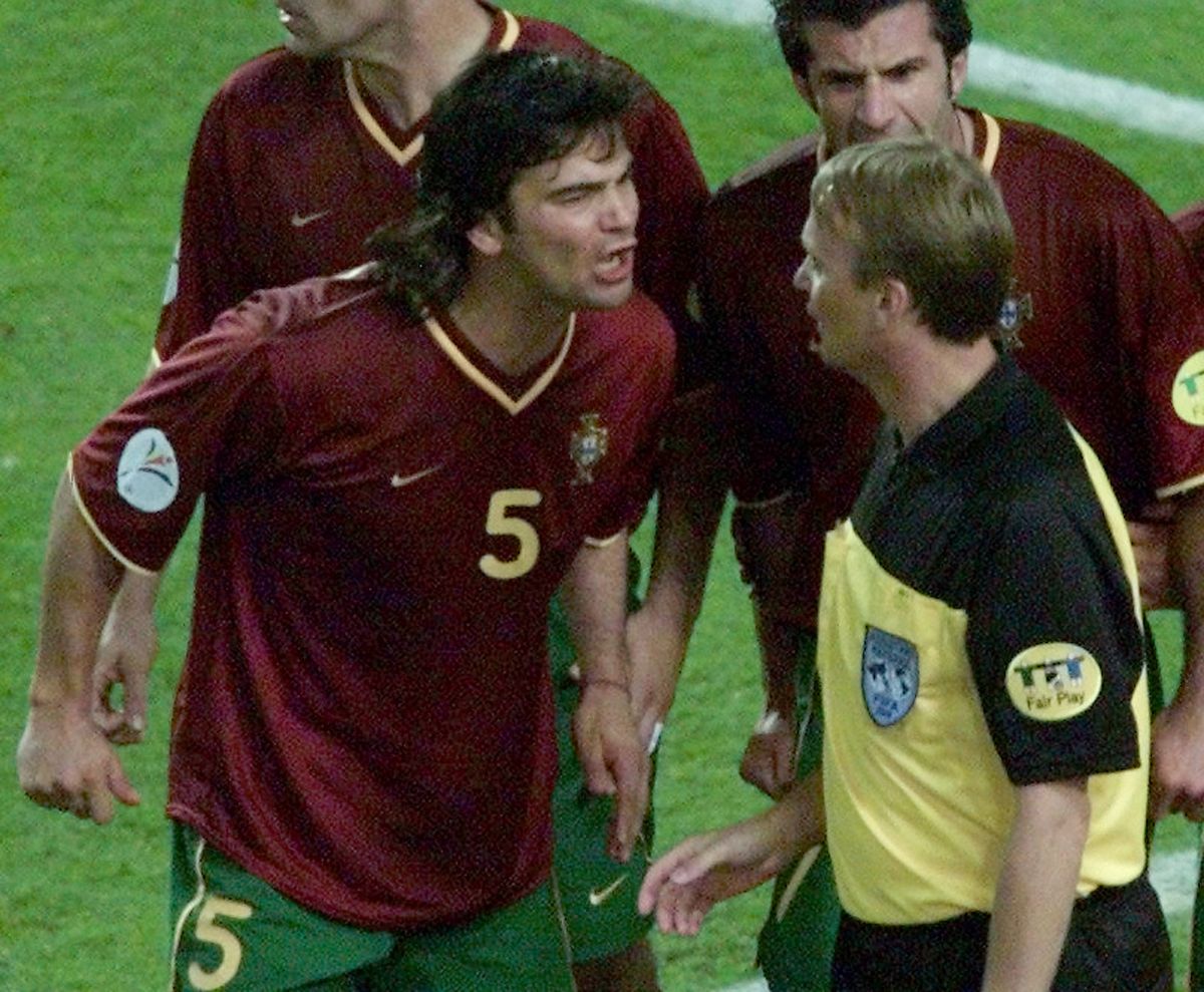 A portugál válogatott sztárjai, Fernando Couto és Luis Figo hiába balhéztak, Zinédine Zidane értékesítette a 2000-es Eb-elődöntő hosszabbítását lezáró büntetőt