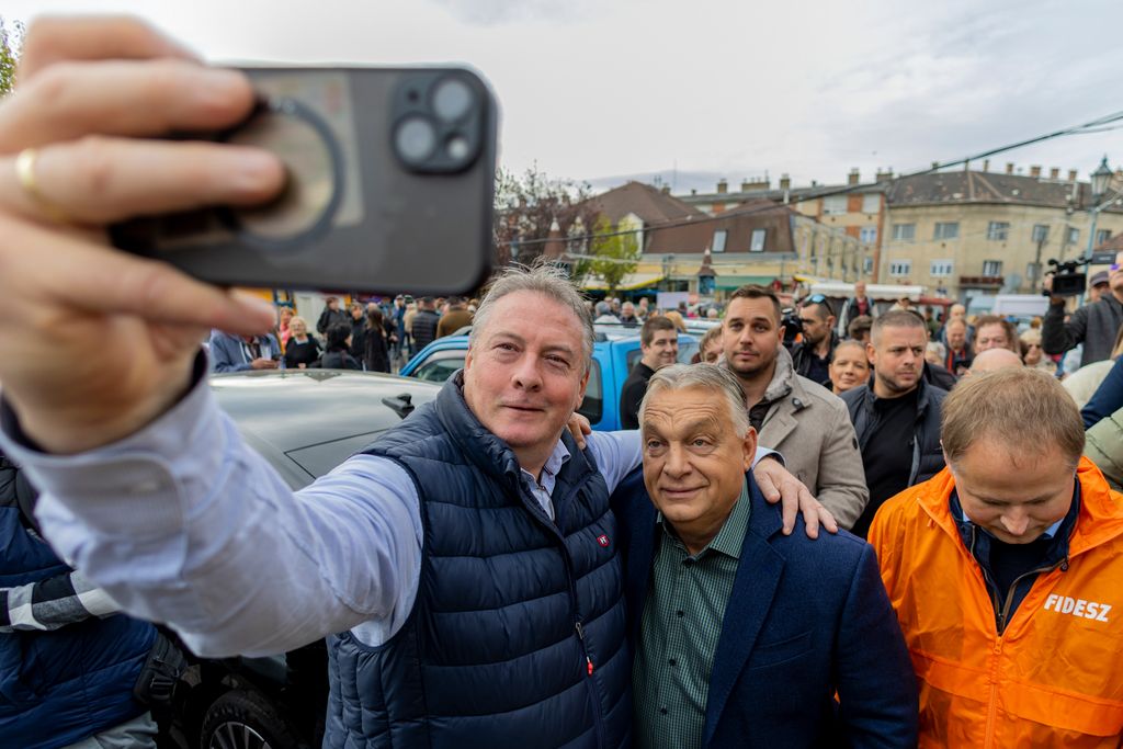 A pesterzsébeti piacon járt Orbán Viktor, elindult a háború elleni aláírásgyűjtés
Fidesz választási kampány