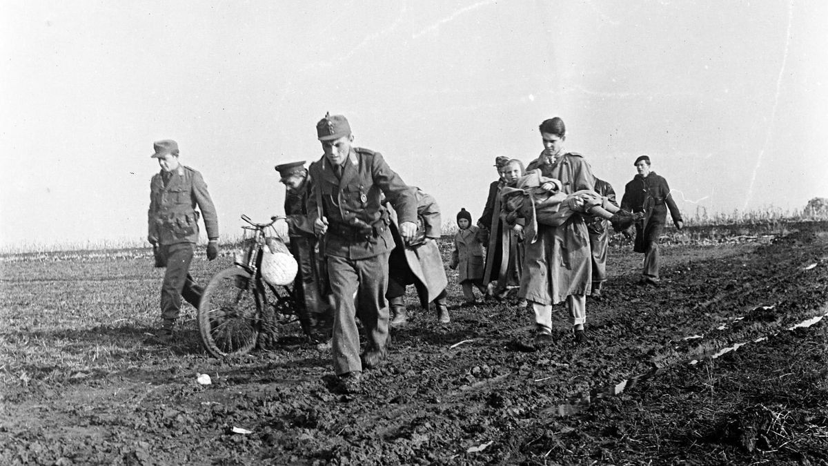 Az 1956-os forradalom után Nyugatra menekülők egy csoportja. Forrás: kisalfold.hu