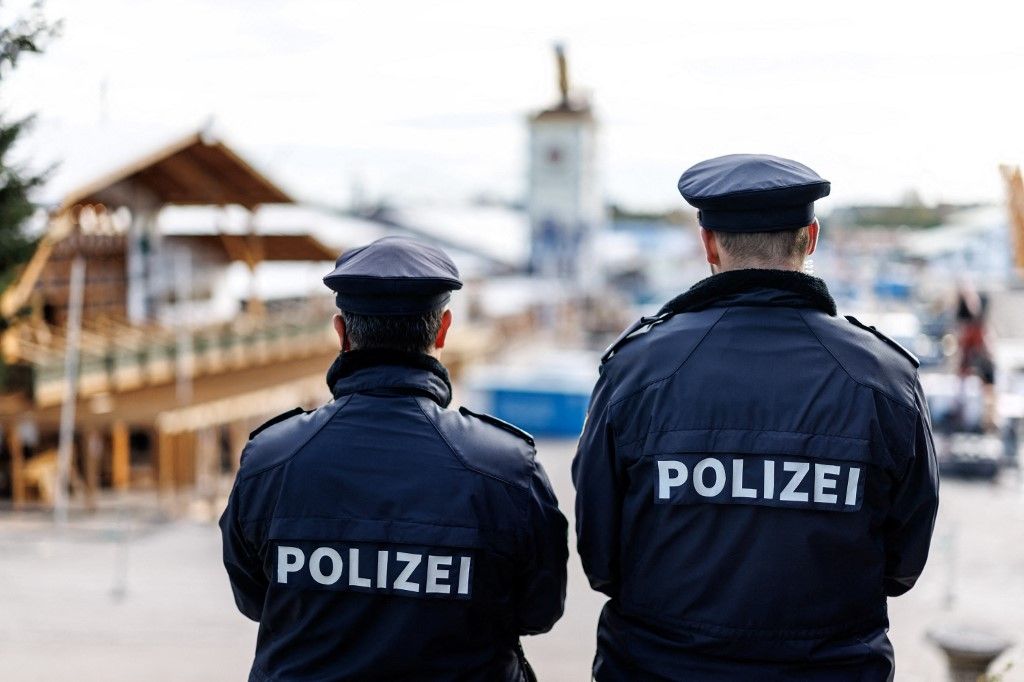 08 October 2025, Bavaria, Munich: Police officers stand at the edge of the Theresienwiese in Munich (Bavaria, Germany) on October 8, 2025 during the dismantling of the 190th Oktoberfest and look at the festival grounds where the marquees of the breweries can be seen. The so-called Wiesn on the Oktoberfest grounds is the largest folk festival in the world and lasts around two weeks, during which millions of people celebrate with Bavarian music, fairground rides, traditional costumes such as dirndls and lederhosen and beer. (Symbol image, symbol photo, illustration, symbolic photo, illustrative photo, theme image, general image, theme photo) Photo: Matthias Balk/dpa (Photo by MATTHIAS BALK / dpa Picture-Alliance via AFP)