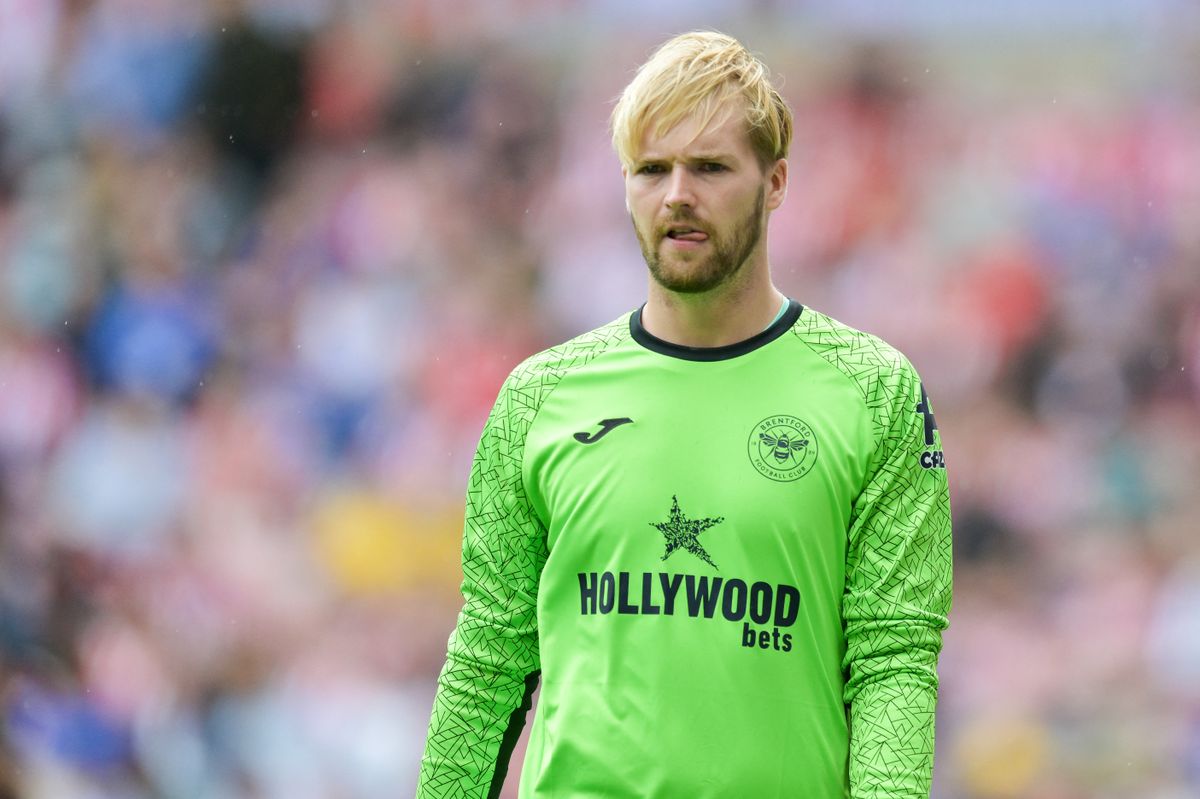 Caoimhín Kelleher tavaly még a Liverpool sikeréért küzdött, de ma este már a Brentford mezét húzza magára