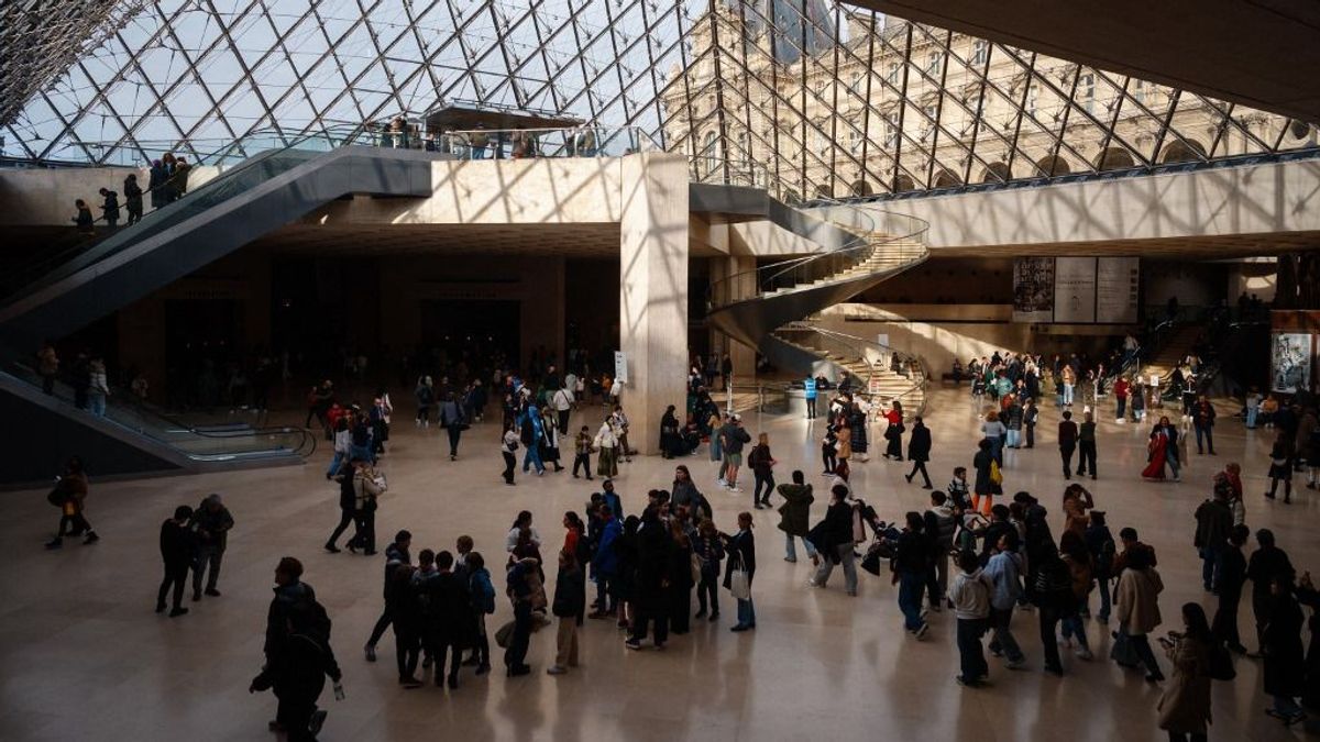 Bezárt a Louvre, rablás történt a világhírű múzeumban