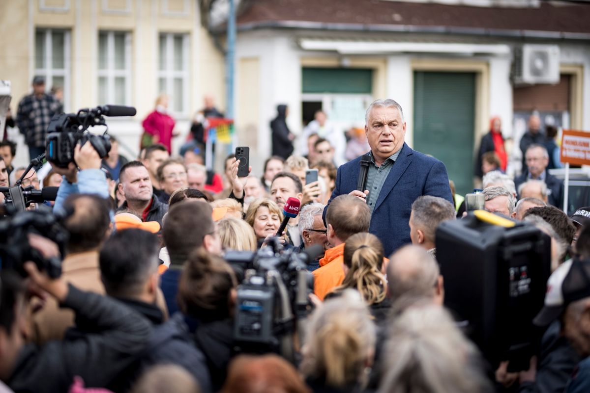 Budapest, 2025. október 11.
A Miniszterelnöki Kommunikációs Főosztály által közreadott képen Orbán Viktor miniszterelnök (középen) beszédet mond a Tátra téri piacon tartott aláírásgyűjtésen Pesterzsébeten 2025. október 11-én. A mai napon aláírásgyűjtést indítunk Brüsszel háborús tervei ellen - írta a kormányfő Facebook bejegyzésében ezen a napon reggel.
MTI/Miniszterelnöki Kommunikációs Főosztály/Kaiser Ákos