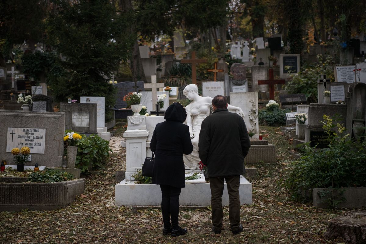 Budapest, 2019. november 2.
Látogatók a budapesti Farkasréti temetőben halottak napján, 2019. november 2-án.
MTI/Balogh Zoltán