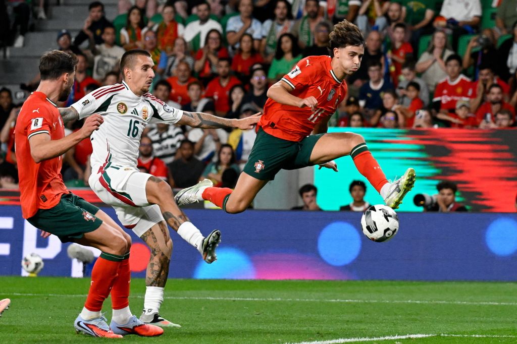 Lisszabon, 2025. október 14.
Lukács Dániel (k), valamint a portugál Rúben Dias (b) és Joao Félix (j) a Portugália - Magyarország labdarúgó világbajnoki selejtező mérkőzésen a lisszaboni Estádio José Alvalade stadionban 2025. október 14-én. A találkozó 2-2-es döntetlennel zárult.
MTI/Szigetváry Zsolt