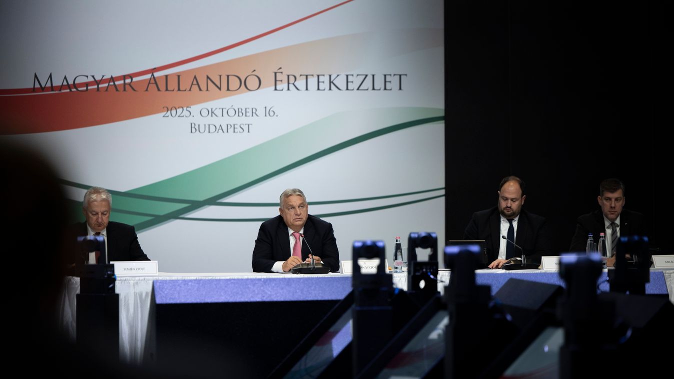 A Miniszterelnöki Kommunikációs Főosztály által közreadott képen Orbán Viktor miniszterelnök (b2), Semjén Zsolt nemzetpolitikáért, egyházügyekért és nemzetiségekért felelős miniszterelnök-helyettes (b1), Nacsa Lőrinc, a Miniszterelnökség nemzetpolitikáért