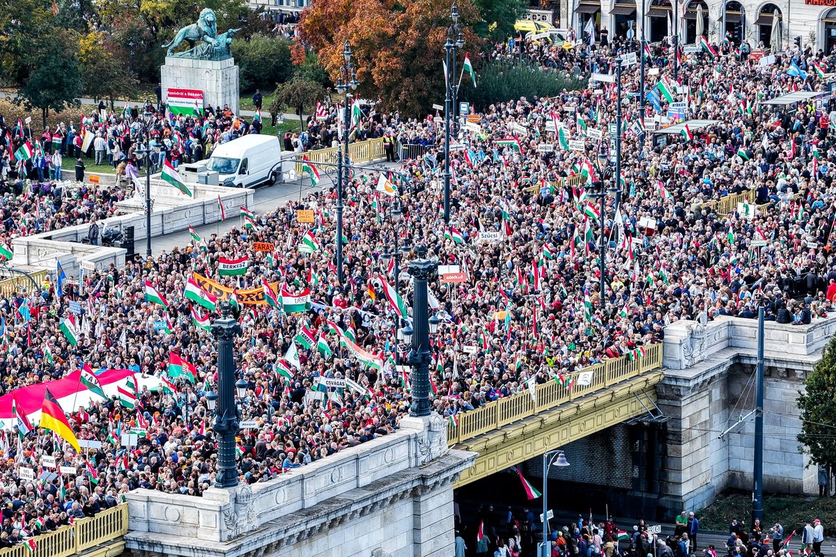 Budapest, 2025. október 23.
A drónnal készült képen a Civil Összefogás Fórum - Civil Összefogás Közhasznú Alapítvány (CÖF-CÖKA) Békemenetének résztvevői az 1956-os forradalom és szabadságharc 69. évfordulóján a Margit híd budai hídfőjénél gyülekeznek 2025. október 23-án.
MTI/Czeglédi Zsolt