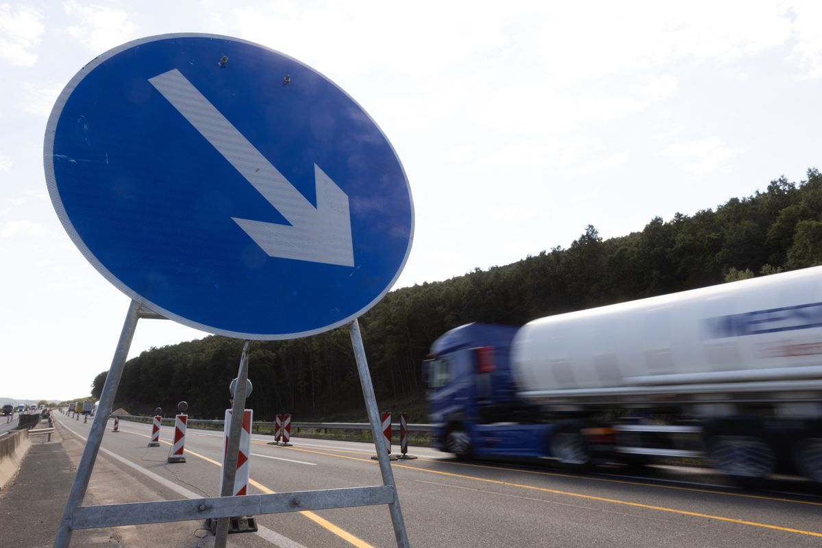 Szárliget, 2025. szeptember 22.
Az M1-es autópálya felújítási munkálatai miatti útterelés a szárligeti lehajtónál 2025. szeptember 22-én. Az M1-es autópálya 78 kilométer hosszan bővül kétszer három sávra az M0-s és a 94-es km-nél található Concó pihenő között. Ezen felül oldalanként egy-egy teljesértékű forgalmi sávként használható, intelligens leállósáv is épül.
MTI/Kocsis Zoltán