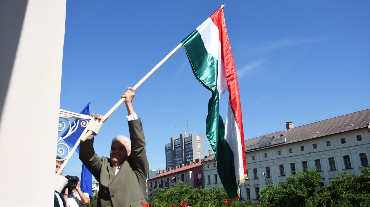A lyukas zászló nem lehet az árulóké