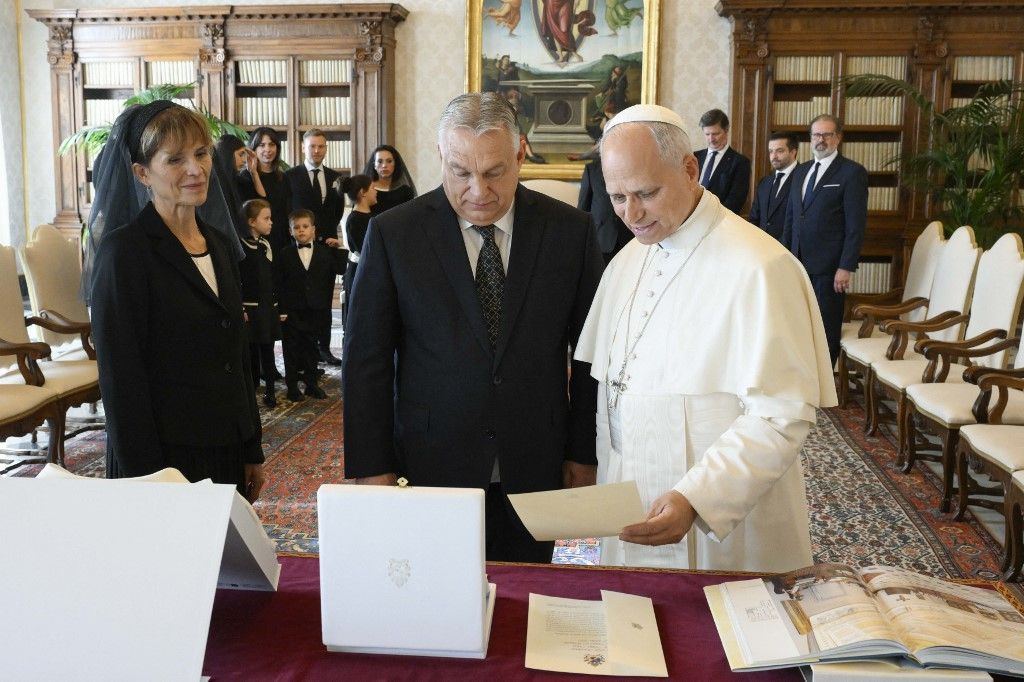 XIV. Leó pápa és Orbán Viktor magyar miniszterelnök ajándékokat cserélnek (Fotó: AFP)