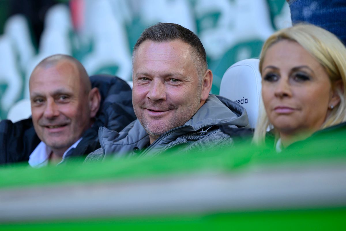 Dárdai Pál fia, Bence játékát figyeli a Wolfsburg-Augsburg bajnokin 2024 november másodikán.