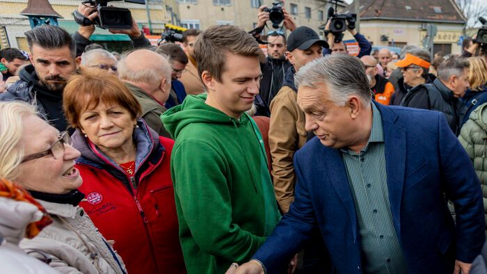 A pesterzsébeti piacon járt Orbán Viktor, elindult a háború elleni aláírásgyűjtés
Fidesz választási kampány