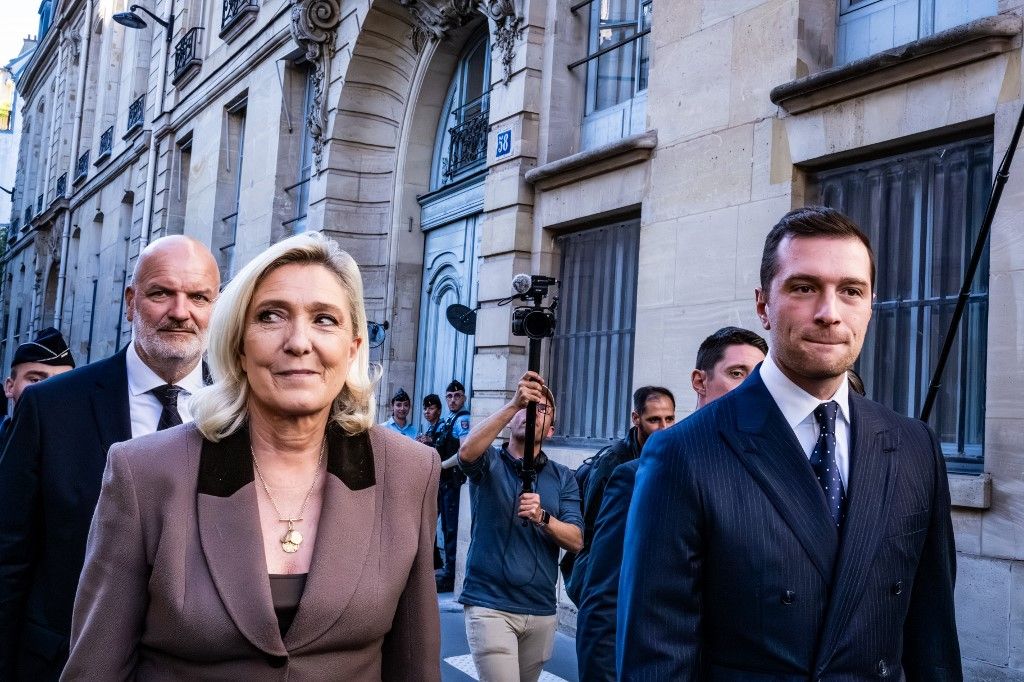 Jordan Bardella pártelnök és Marine Le Pen frakcióvezető