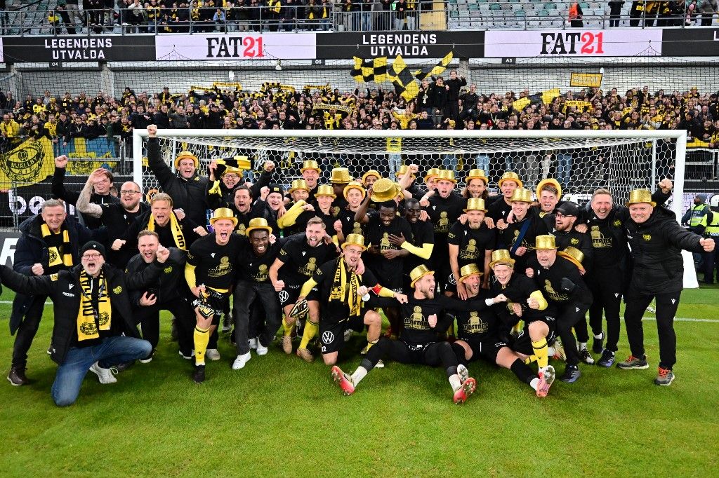 GOTHENBURG, SWEDEN 20251020
Mjällby celebrates the Swedish Championship gold medal after winning Monday's Allsvenskan football match between IFK Göteborg and Mjällby AIF at Gamla Ullevi in Gothenburg, Sweden 20 October 2025.
Photo: Björn Larsson Rosvall / TT / Code 9200 (Photo by BJORN LARSSON ROSVALL / TT News Agency via AFP)