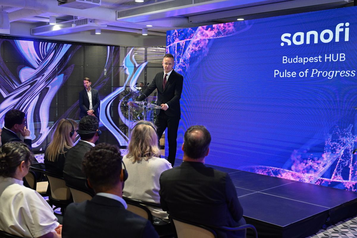 Szijjártó Péter külgazdasági és külügyminiszter beszédet mond a Sanofi francia gyógyszeripari cég kibővített globális szolgáltatóközpontjának átadásán Budapesten, a Váci Greens Irodaházban 2025. október 9-én. Ötszáz új munkahelyet hoz létre a Sanofi fővárosi szolgáltatóközpontjának bővítése (Fotó: MTI/Máthé Zoltán)