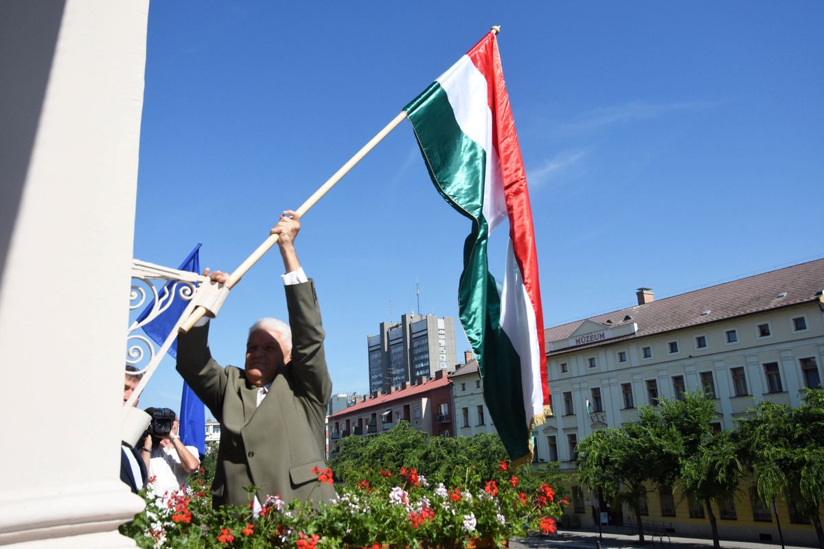 Szolnok, 2016. június 30.
Szalay Ferenc polgármester kitûzi az 1956-os forradalom szimbólumának számító lyukas, nemzetiszínû zászlót a szolnoki városháza homlokzatára 2016. június 30-án. Az 1956-os forradalom és szabadságharc 60. évfordulója alkalmából a városháza épületére és a díszteremben tûzték ki a zászlót.
MTI Fotó: Mészáros János