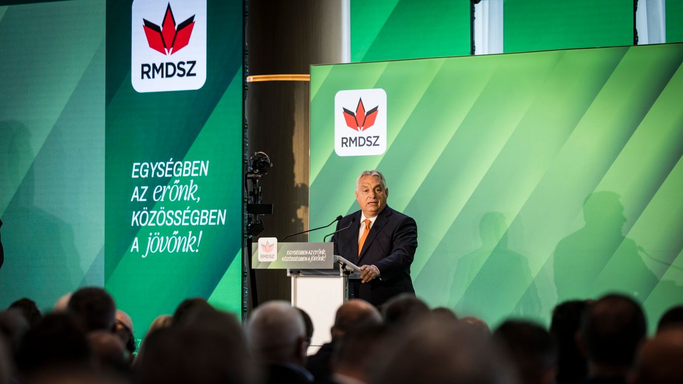 A Miniszterelnöki Kommunikációs Főosztály által közreadott képen Orbán Viktor miniszterelnök beszédet mond a Romániai Magyar Demokrata Szövetség (RMDSZ) 17. kongresszusán Zsukiménesen 2025. október 10-én (Fotó: MTI/Miniszterelnöki Kommunikációs Főosztály/
