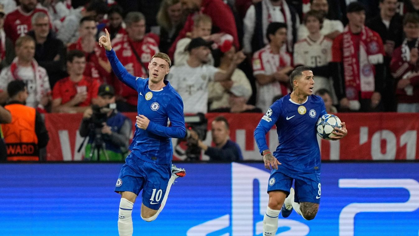 Cole Palmer, a Chelsea játékosa (b), miután megszerezte csapata első gólját a labdarúgó Bajnokok Ligája alapszakaszának első fordulójában játszott Bayern München-Chelsea mérkőzésen a müncheni Allianz Arénában 2025. szeptember 17-én.
