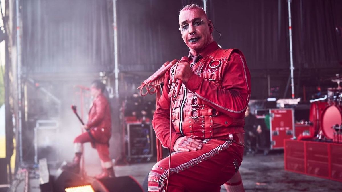 A Rammstein énekese Budapesten éli ki a perverzióit, az ausztrálok azonban lenyomják pirotechnikában