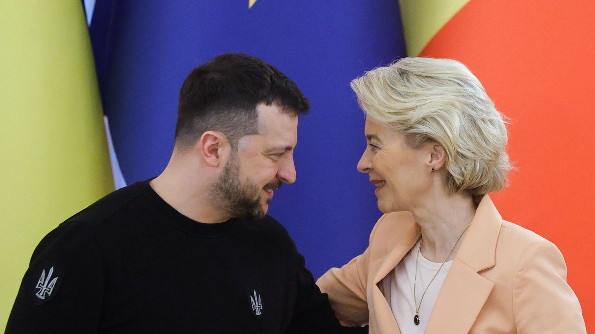 Kijev, 2024. február 24.
Volodimir Zelenszkij ukrán elnök (b) és Ursula von der Leyen, az Európai Bizottság elnöke közös kijevi sajtóértekezletükön 2024. február 24-én, az Ukrajna elleni orosz háború megindításának második évfordulóján.
MTI/EPA/Szerhij Dolzsenko