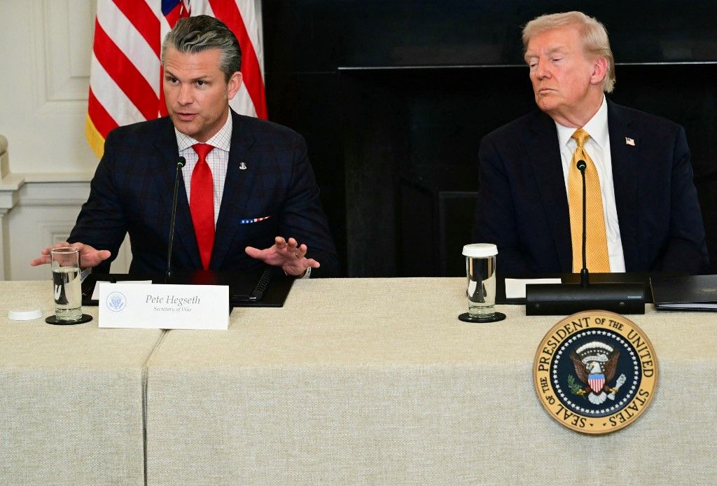 Donald Trump amerikai elnök és Pete Hegseth védelmi miniszter