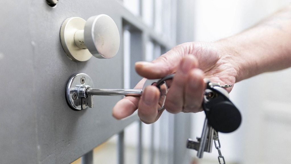 A közügyektől eltiltást csak végrehajtandó szabadságvesztés mellé rendelheti el a bíróság