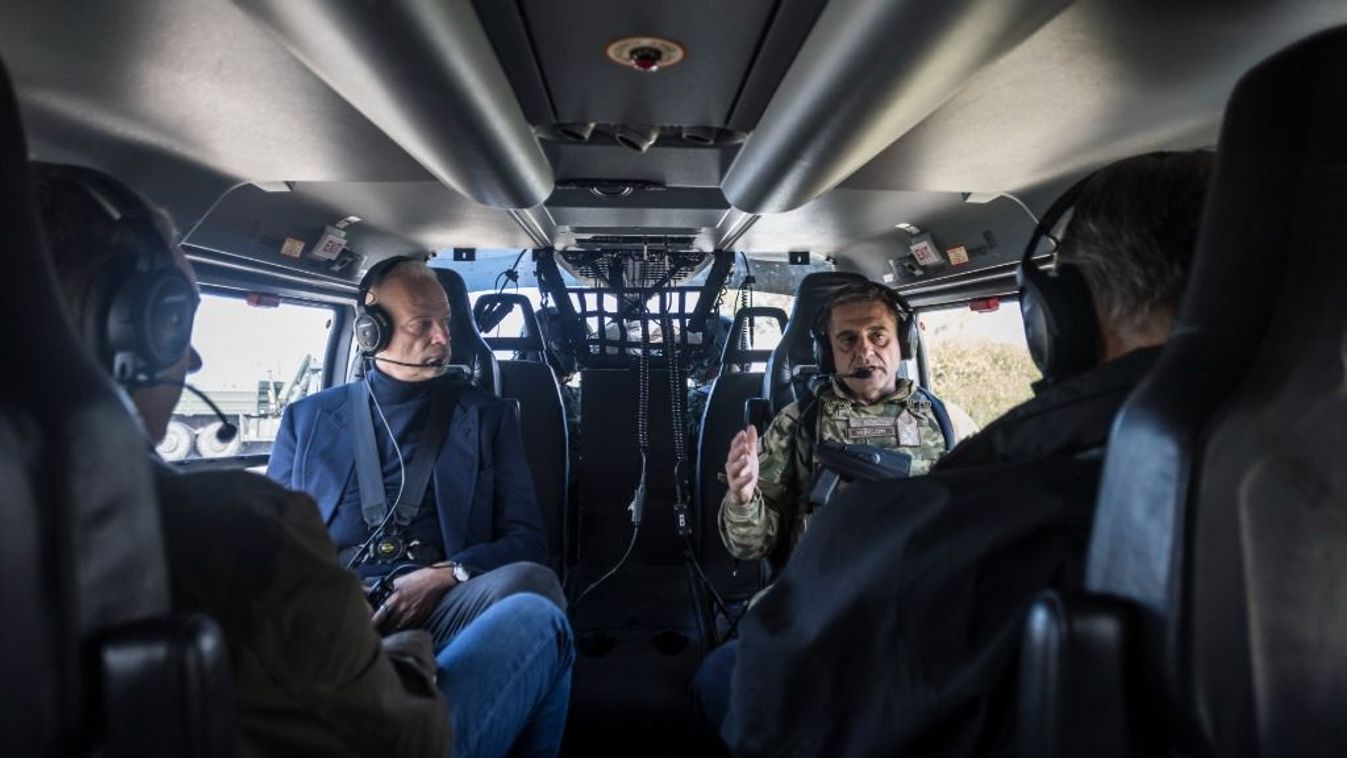 A Miniszterelnöki Kommunikációs Főosztály által közreadott képen Orbán Viktor miniszterelnök (j, háttal) az "Adaptive Hussars 25" hadgyakorlat egyik mozzanatán a Mezőkövesdi Klementina - volt katonai - Repülőtéren 2025. október 9-én. Szemben Szalay-Bobrov