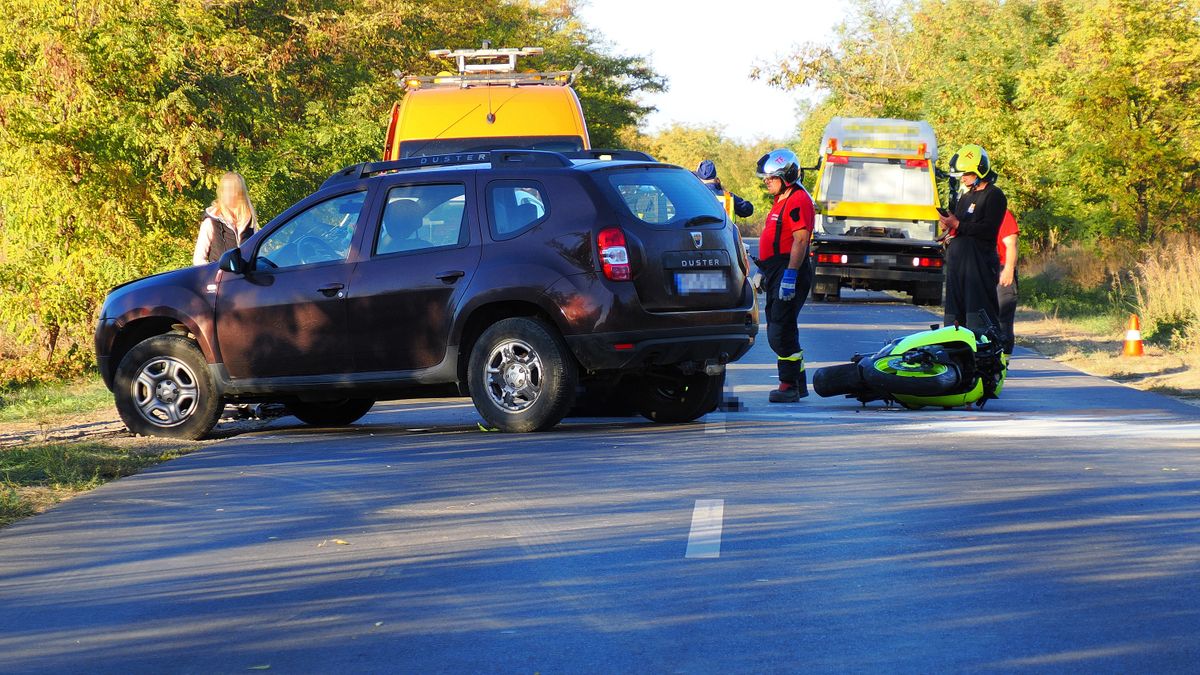 Martfű, 2025. október 19.
Felborult motorkerékpár a Martfű és Kengyel közötti útszakaszon, ahol balesetben meghalt egy motoros 2025. október 19-én. A baleset során egy személygépkocsival közlekedő férfi haladt Martfű irányából Kengyel felé, amikor egy földútra balra kívánt kanyarodni, de nem adott elsőbbséget a vele szemben védett úton haladó motorosnak és összeütköztek.
MTI/Donka Ferenc