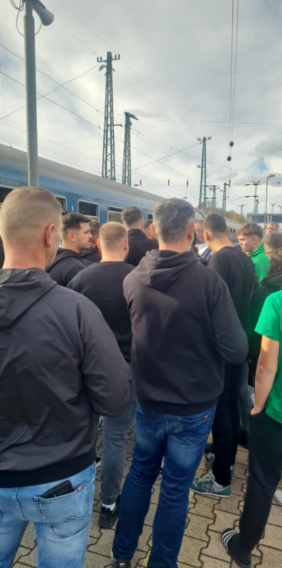 A Fradi-vonatot nem engedték be Ausztriába. Csalódotta a szurkolók, Szijjártó Péter bekérette az osztrák nagykövetet, Kubatov Gábor a migránsokkal példálózik