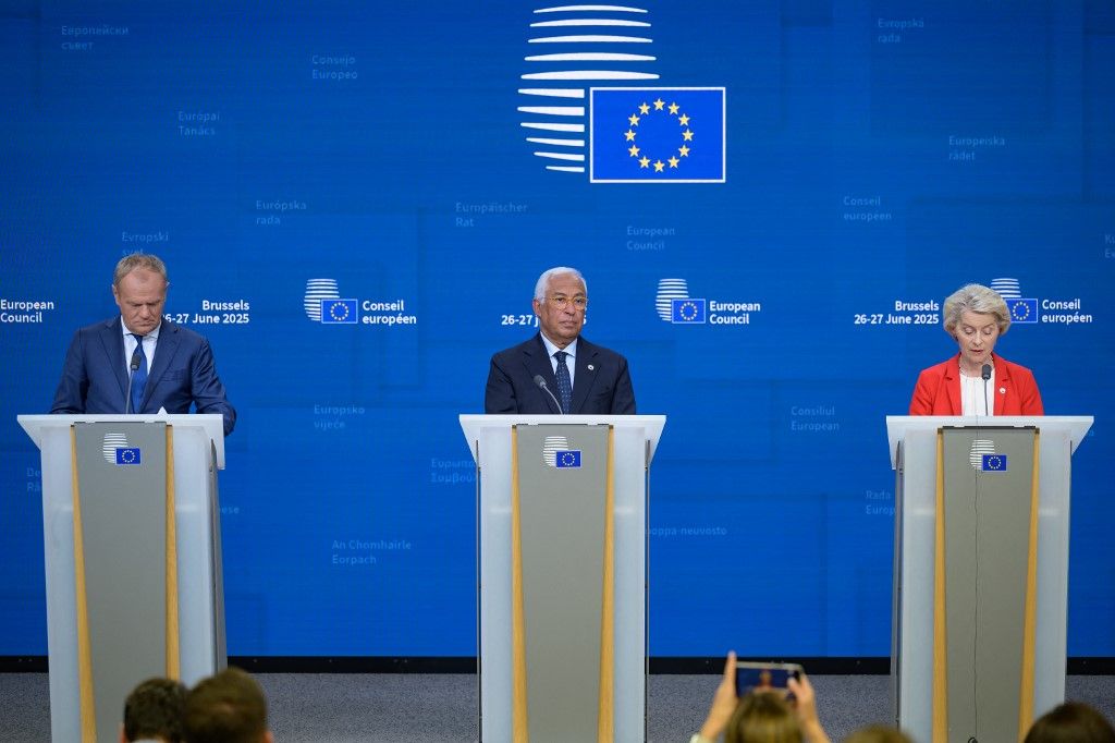 European Council President Antonio Costa (C), European Commission President Ursula von der Leyen (R), and Prime Minister of Poland Donald Tusk (L) hold a joint press conference at the end of the summit. EU leaders meet in Brussels, Belgium, on June 26, 2025, to discuss geoeconomic challenges and the ongoing developments in Ukraine and the Middle East. (Photo by Jonathan Raa/NurPhoto) (Photo by Jonathan Raa / NurPhoto via AFP)