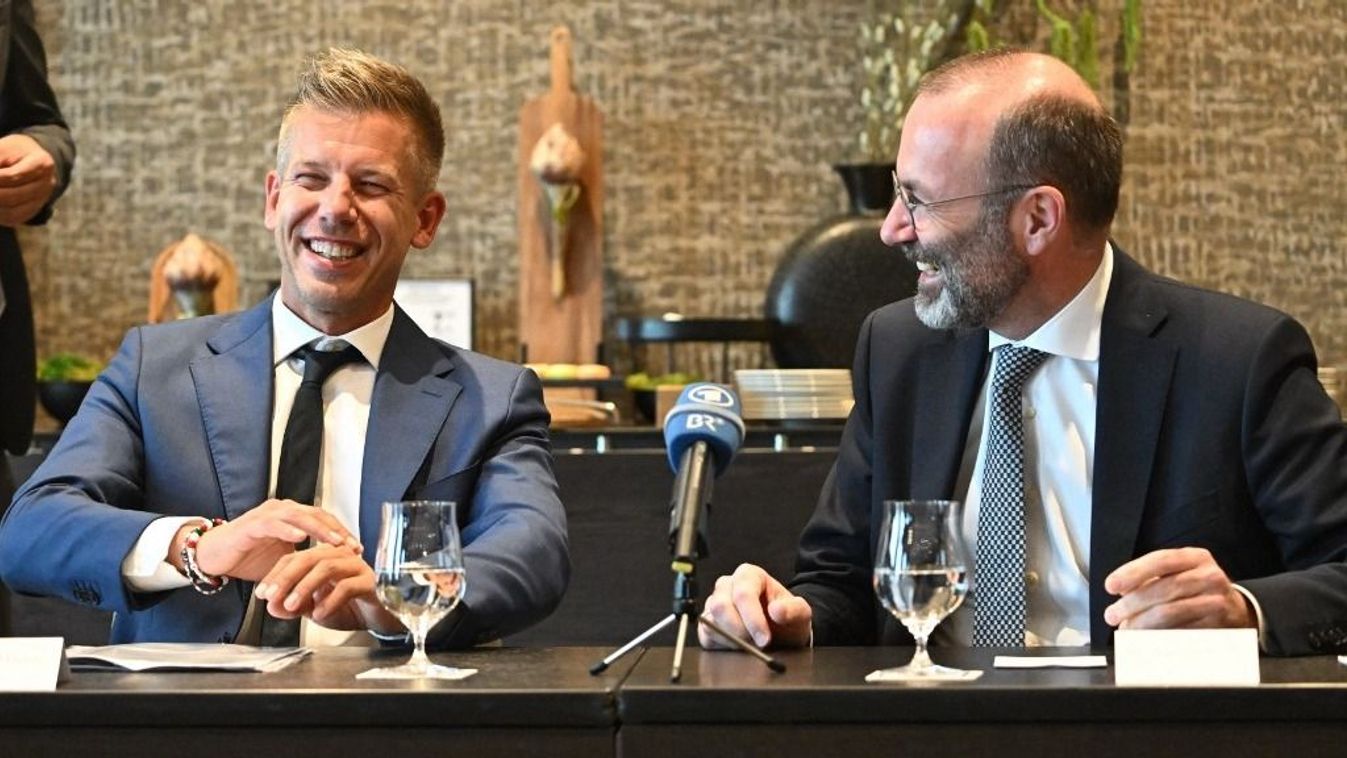 Magyar Péter és Manfred Weber (Fotó: AFP)
