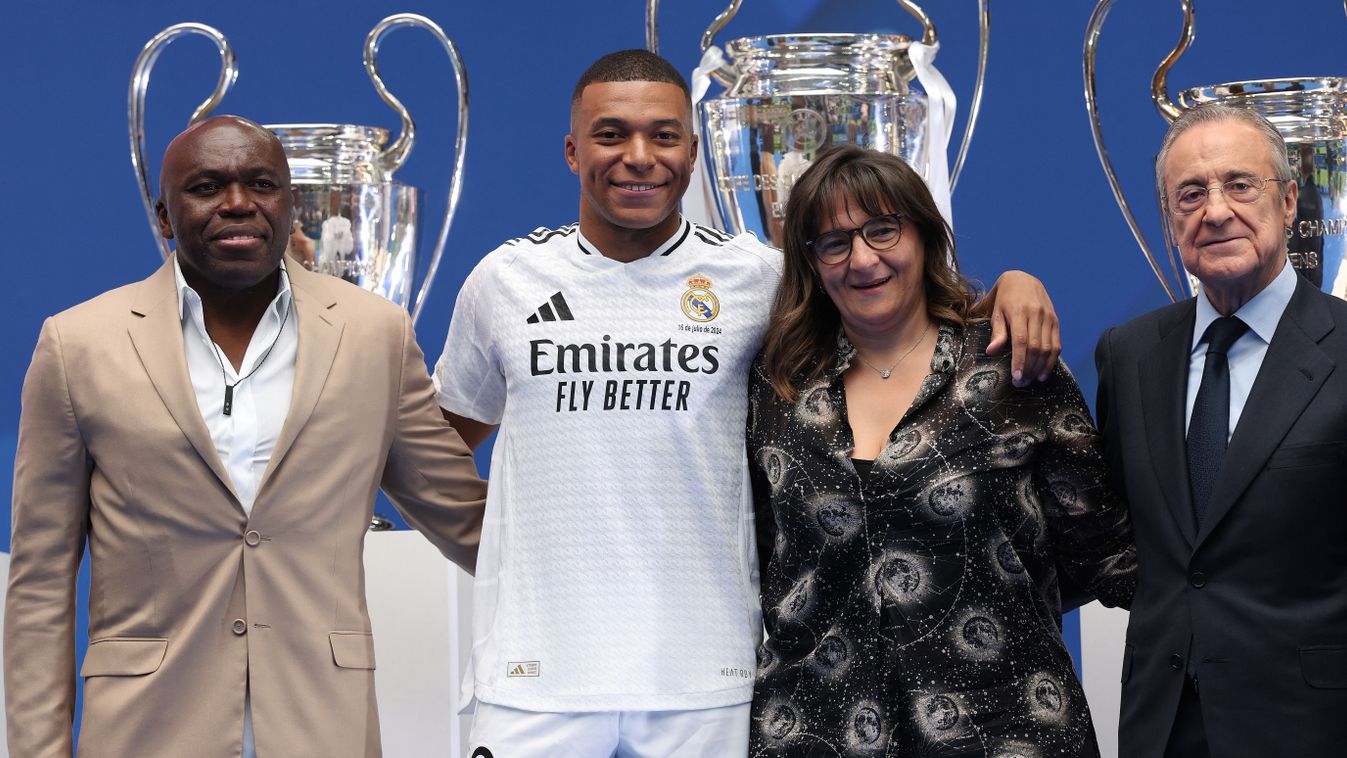 Családi kör. Balról jobbra haladva az édesapa, Wilfrid Mbappé, Kylian Mbappé, az édesanya, Fayza Lamari, valamint a Real Madrid elnöke, Florentino Pérez látható.