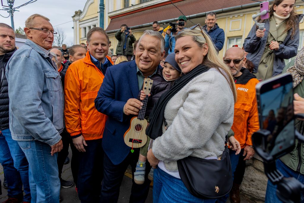 A pesterzsébeti piacon járt Orbán Viktor, elindult a háború elleni aláírásgyűjtés
Fidesz választási kampány