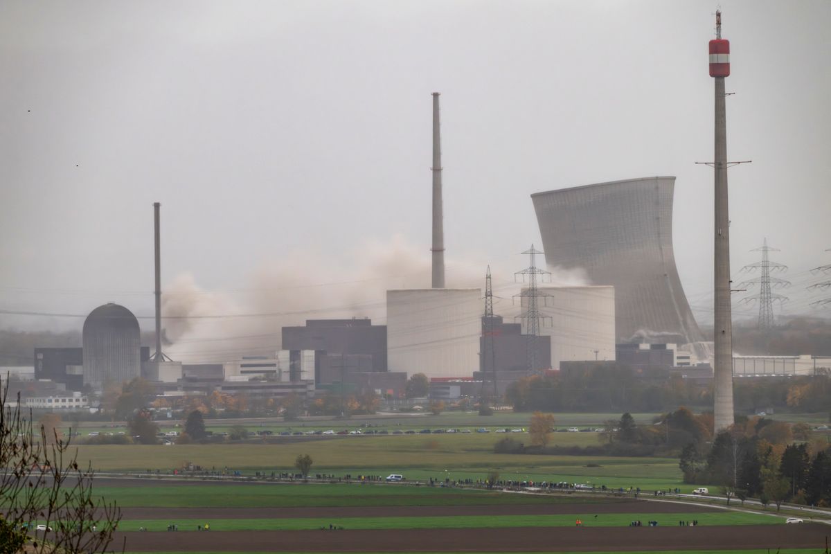 Az atomerőmű hűtőtornyait felrobbantották 